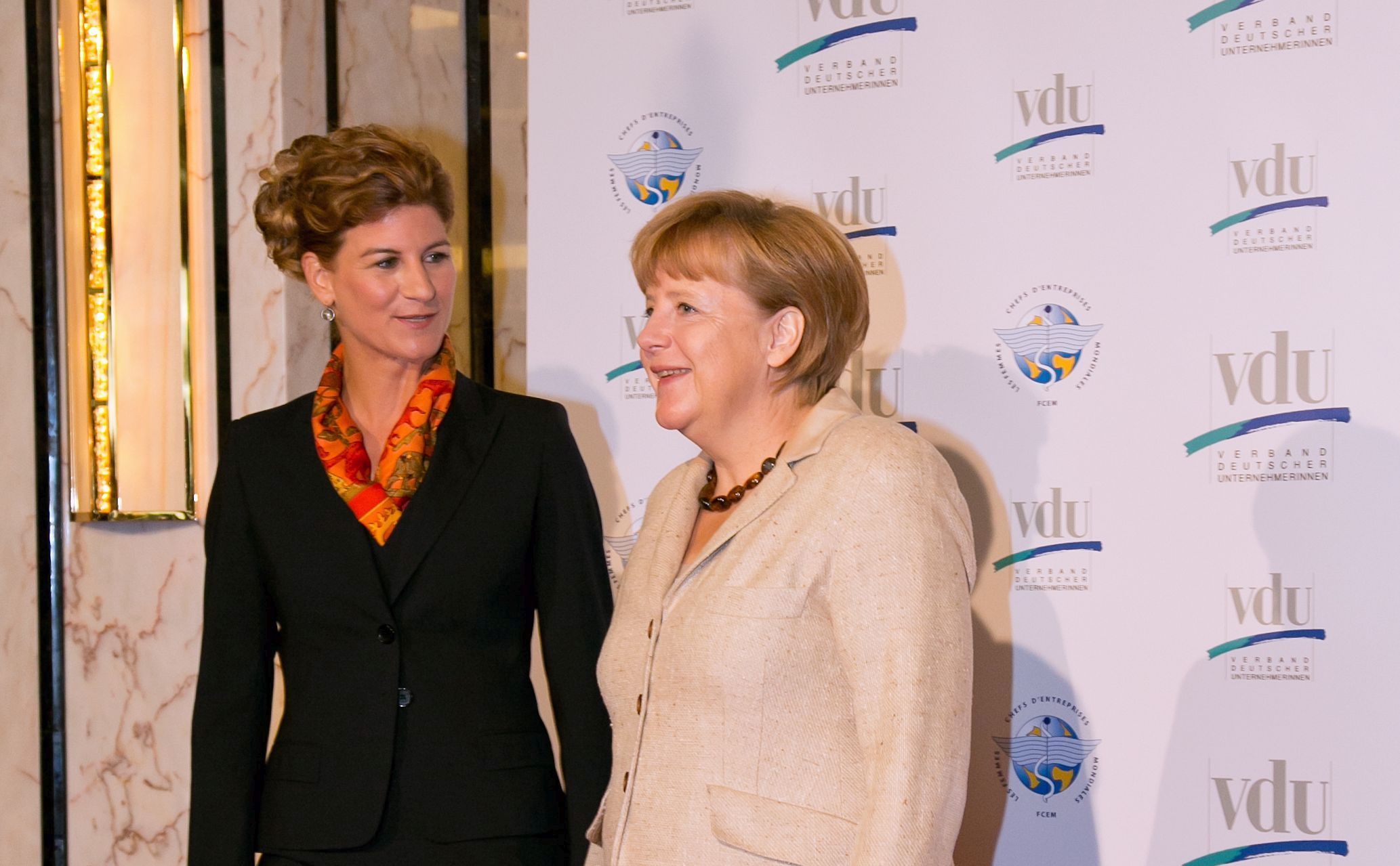 VdU-Präsidentin Stephanie Bschorr mit Bundeskanzlerin Angela Merkel beim FCEM-Kongress im September 2012 mit 600 Unternehmerinnen aus 42 Ländern in Berlin